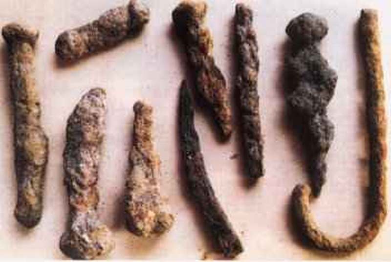 spijkers en haak, gevonden bij de opgravingen in het voorjaar van 1994 op het terrein van Clarenberg