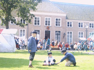 De zomerfair in de tuin van Oldruitenborgh op 10 juli 2004, begin van de feestweek in het kader van 650 jaar stad Vollenhove