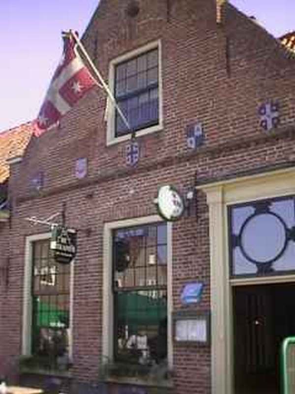 Herberg "De Cartouwe" anno 2003 is restaurant "Robuust" aan het Kerkplein