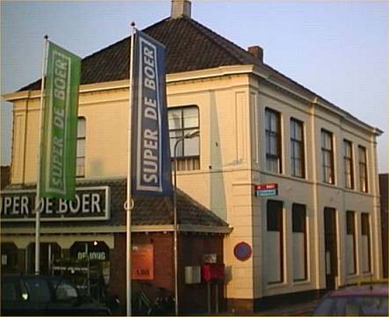 Ooit logement Van smirren, later Hotel Van de Veen, nu Super De Boer (fa. de Jong)