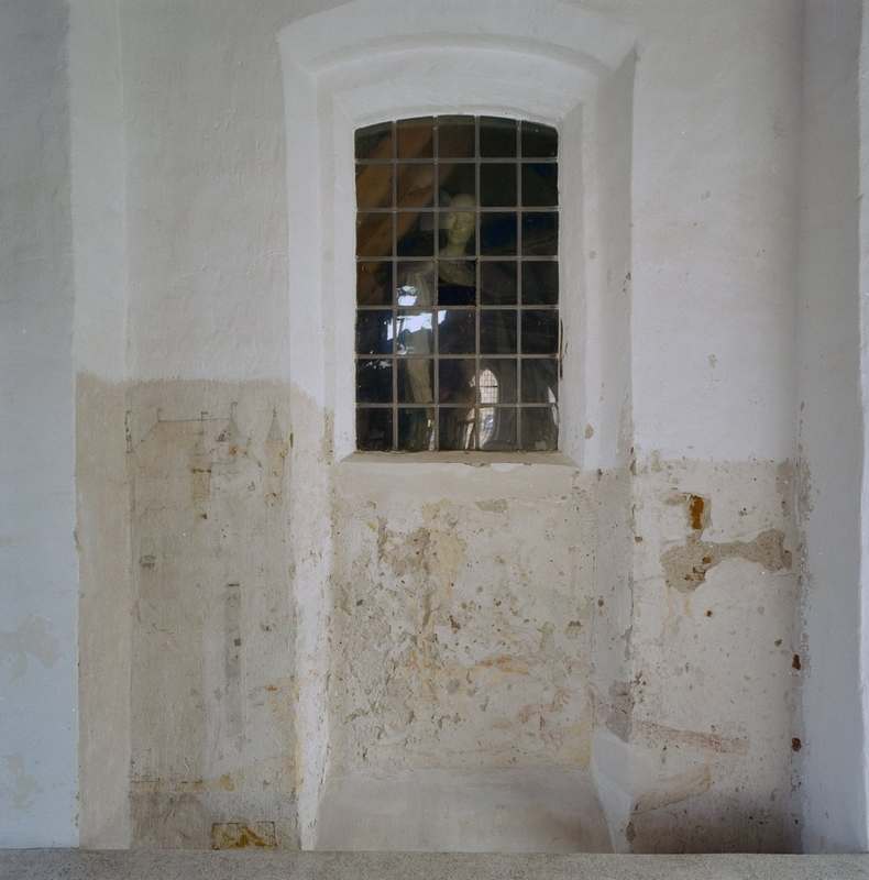 muurschilderingen onder het raam (foto 2001)