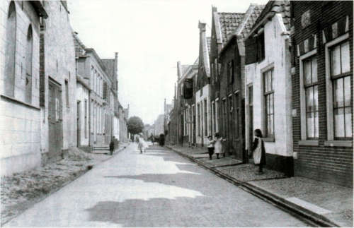 De Kerkstraat rond 1910, met rechts de voormalige tapperij van Ouderling.