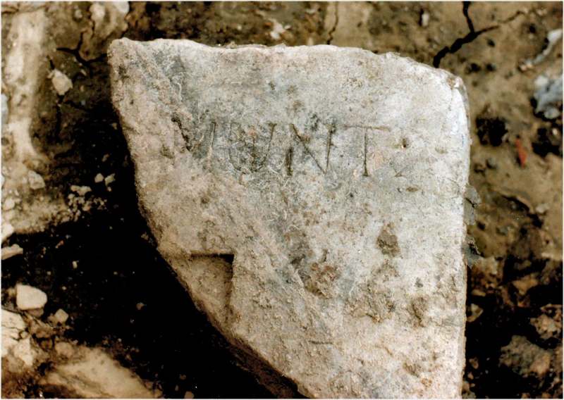 steen gevonden in 1991 in de drooggelegde slotgracht