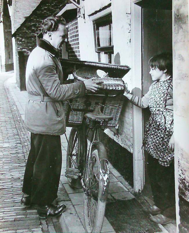 Wicher Post bezorgt brood in Vollenhove. Foto: collectie Prudon.