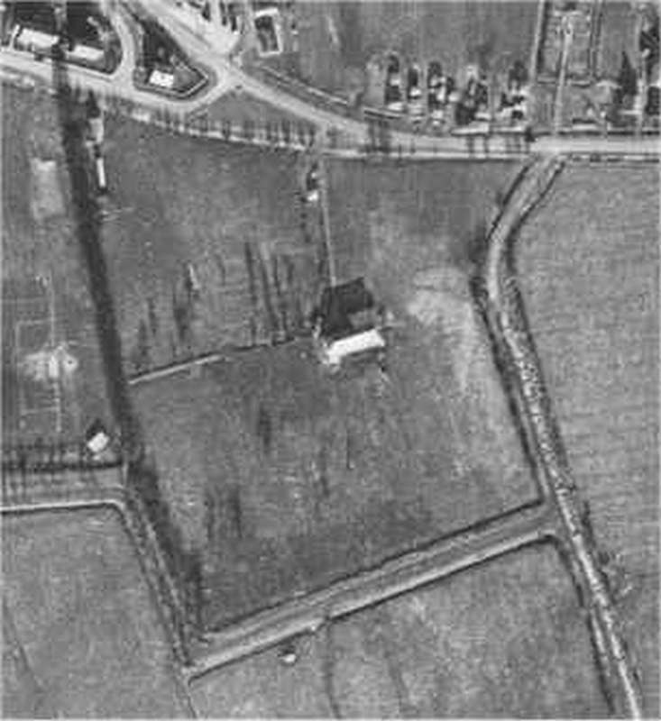 luchtfoto uit 1948 van het terrein De rollecate, met als zichtbaar overblijfsel het bouwhuis, en verder verkleuringen in de grond