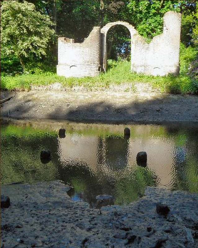Resten van de Toutenburg: poort met fundamenten ophaalbrug.