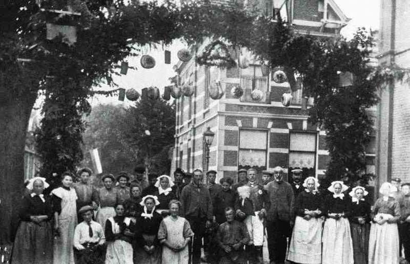 Feest in de bisschopstraat te Vollenhove ter gelegenheid van het 100-jarig bestaan van het Koninkrijk, in 1913