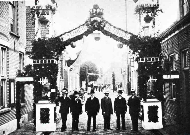 Feest in de Kerkstraat te Vollenhove ter gelegenheid van het 100-jarig bestaan van het Koninkrijk, in 1913