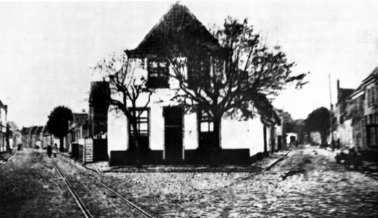 pand op de splitsing Bisschopstraat - Kerkstraat, net achter de (voormalige) Landpoort, waarin de bakkerij was gevestigd waarmee de brand begon