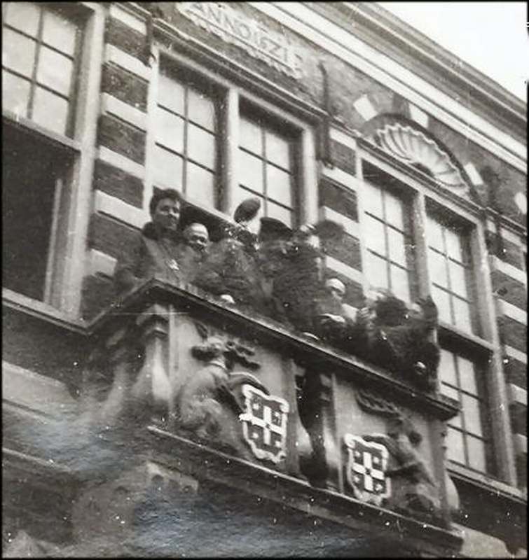 Bevrijdingsdag Vollenhove. Leden van de BS groep en ondergedoken piloten op het bordes van het stadhuis - archief Honnef ( via PATS )