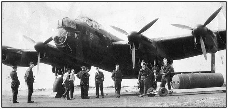 De Lancaster Mk.III bommenwerper die op 30-1-1944 neerstortte in de Noordoostpolder, met daarvoor de bemanning. Foto uit 1943.