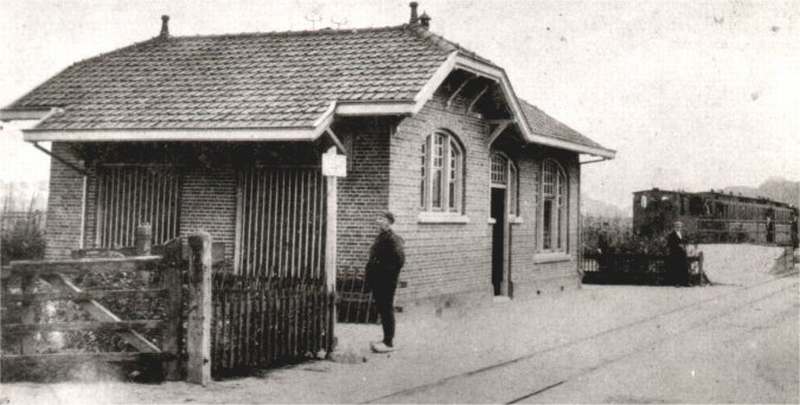 Tramstation te Vollenhove, gebouwd in 1913, gezien vanaf de straatkant